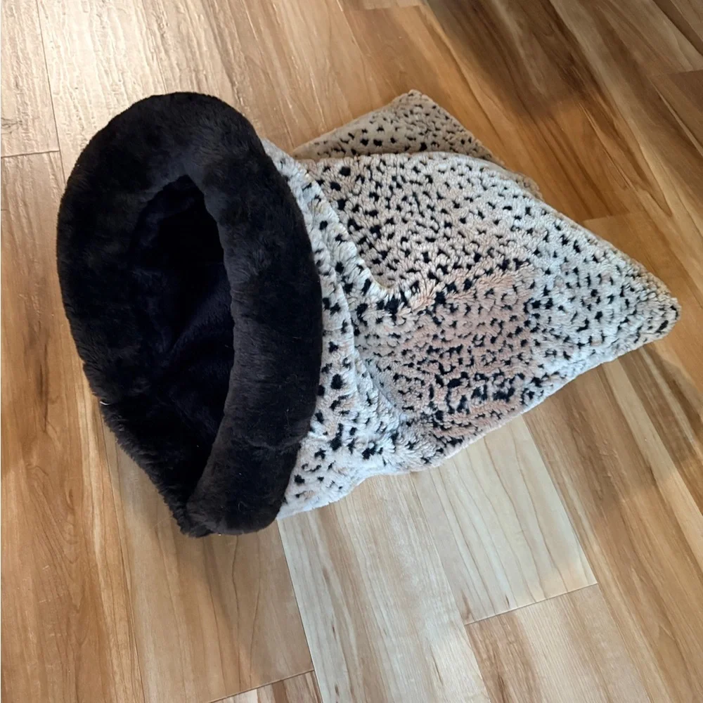 🎉Host Pick🎉 Plush Faux Fur Pet Hideaway Bed/Tunnel - Leopard Print